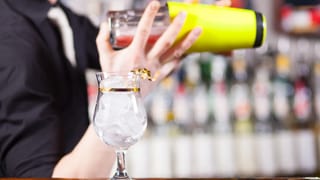 Mann hält Cocktailglas. Mann hält Cocktailglas.