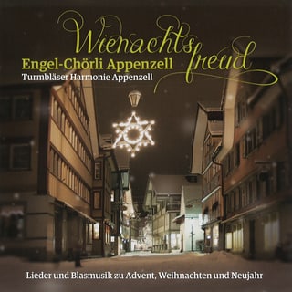 Blick in eine verschneite Gasse mit Weihnachtsbeleuchtung. Blick in eine verschneite Gasse mit Weihnachtsbeleuchtung.