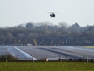 Helikopter über Startbahn.