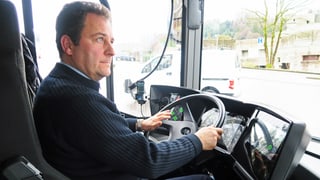 Ein Mann am Steuer eines Elektrobusses. Ein Mann am Steuer eines Elektrobusses.