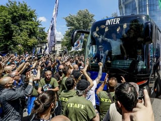 Inter Mailand stand bereits seit Anfang Monat als Meister fest. Vor dem letzten Saisonspiel feierten nochmals Tausende Anhänger den Scudetto, ehe das Team im Giuseppe-Meazza-Stadion Udinese mit 5:1 abfertigte.
