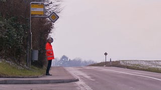 Der Berner Kantonsoberingenieur Stefan Studer steht an einer Postauto-Haltestelle. Der Berner Kantonsoberingenieur Stefan Studer steht an einer Postauto-Haltestelle.