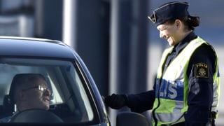 Eine schwedische Beamtin kontrolliert einen Einreisenden in Lernacken. Eine schwedische Beamtin kontrolliert einen Einreisenden in Lernacken.