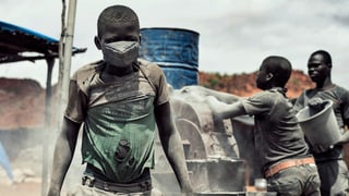 Ein Minderjähriger arbeitet in einer Goldmine in Burkina Faso.