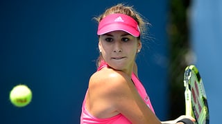 Belinda Bencic schlägt eine zweihändige Rückhand.