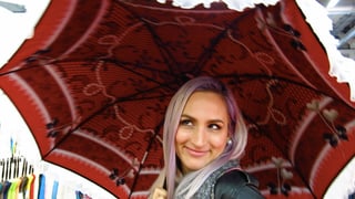 Frau unter einem Schirm