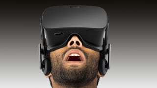 Mann mit VR-Brille schaut nach oben.