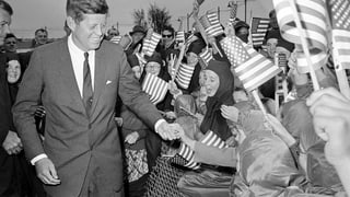 John F. Kennedy wird von Kindern und Nonnen des «Convent of Mery» in Dublin begrüsst. John F. Kennedy wird von Kindern und Nonnen des «Convent of Mery» in Dublin begrüsst.