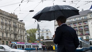 Mann in Anzug mit Regenschirm