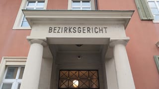 Eingang Gebäude, Aufschrift Bezirksgericht. Eingang Gebäude, Aufschrift Bezirksgericht.
