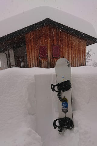 Viel Neuschnee mit Snowboard