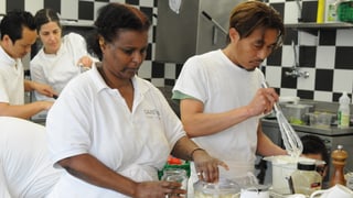 Zwei Personen kochen in einem Programm der Caritas St. Gallen-Appenzell