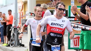 Jan van Berkel und Ronnie Schildknecht auf der Laufstrecke am 20. Zürcher Ironman