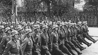 Wehrmachtssoldaten im Stechschritt