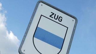 Ein Ortschaftsschild, beschriftet mit ZUG und mit dem Kantonswappen darunter.