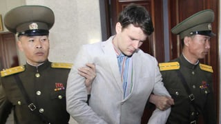 Warmbier wird von Polizisten abgeführt. Warmbier wird von Polizisten abgeführt.