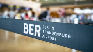 Absperrband mit BER Berlin Brandenburg Airport.