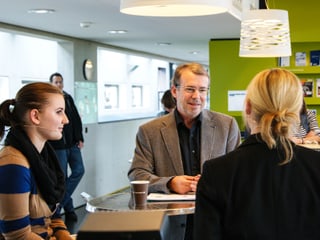Diskussionsteilnehmer in der Kantine der Hochschule Luzern.
