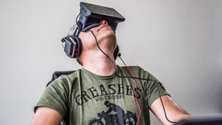 Mann mit Oculus-Rift-Brille