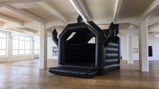 Schwarze Hüpfburg Schwarze Hüpfburg