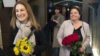 Zwei Frauen mit Blumen.