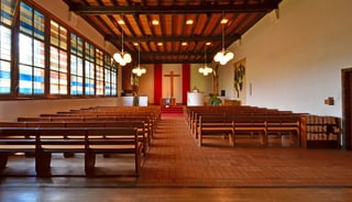 Innenansicht moderne Kirche. Holzbänke. Innenansicht moderne Kirche. Holzbänke.