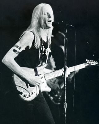 Johnny Winter spielt Gitarre. Johnny Winter spielt Gitarre.