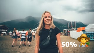 Eine blonde lächelt in die Ferne Eine blonde lächelt in die Ferne