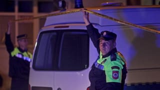 Zwei Polizisten machten die Durchfahrt für ein Polizeiauto frei. Zwei Polizisten machten die Durchfahrt für ein Polizeiauto frei.