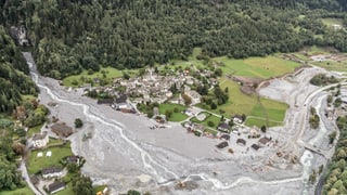 Geröllmassen überschwemmen Dorf Geröllmassen überschwemmen Dorf