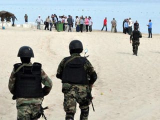 Polizisten stürmen den Strand.
