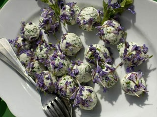 Frischkäse-Bällchen mit Gundermann-Blüten