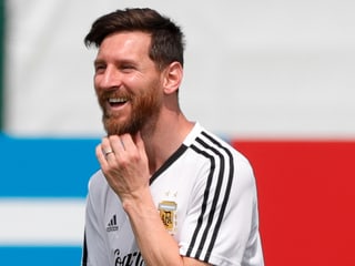 Lionel Messi lacht.