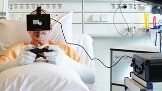 Ein Patient spielt mit ein Virtual-Reality-Brille.