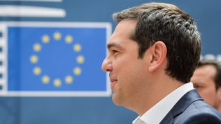 Alexis Tsipras vor einer EU-Flagge.