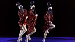 Drei Männer in Glitzerkleid tanzen nebeneinander Drei Männer in Glitzerkleid tanzen nebeneinander