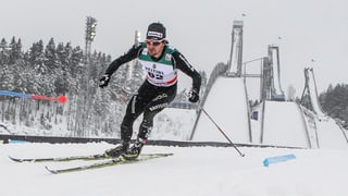 Der Langläufer Roman Furger kurvt vor den Skisprung-Schanzen durch.
