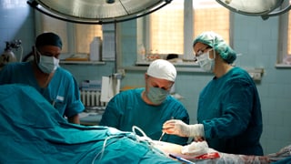 Operationssaal mit veralteter Einrichtung Operationssaal mit veralteter Einrichtung
