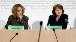 Ursula Wyss (links) und Franziska Teuscher stehen den Bundeshausmedien Red und Antwort. 