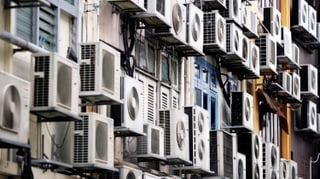 Klimaanlagen an einer Fassade in Singapur