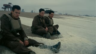 Drei Soldaten sitzen am Strand. Drei Soldaten sitzen am Strand.