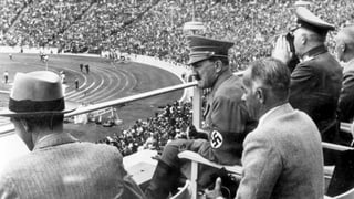 Goebbels und Hitler auf der Zuschauertribüne bei Olympia 1936.