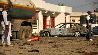 Ein ausgebranntes Auto nach einem Bombenanschlag