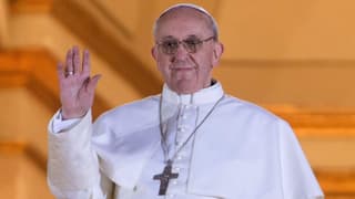Papst Franziskus winkt den Gläubigen zu.
