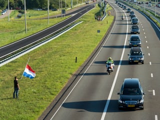 Seit Mittwoch fährt täglich eine lange Trauerkolonne von Leichenwagen durch die niederländische Landschaft. Am Samstag kommt der vorläufig letzte Transport an.