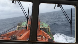Doch das Schiff hält der rauen See stand. 