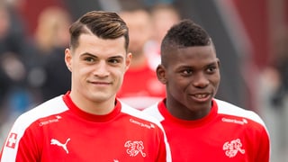 Xhaka und Embolo in Trainingstrikots der Schweizer Fussballnationalmannschaft.