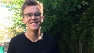Junger Mann mit Brille Junger Mann mit Brille