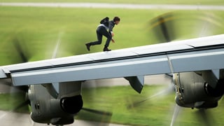 Tom Cruise auf dem Flügel eines Flugzeuges.