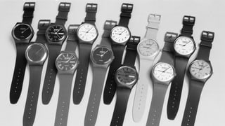 Swatch-Uhren ausgelegt auf einem Tisch Swatch-Uhren ausgelegt auf einem Tisch